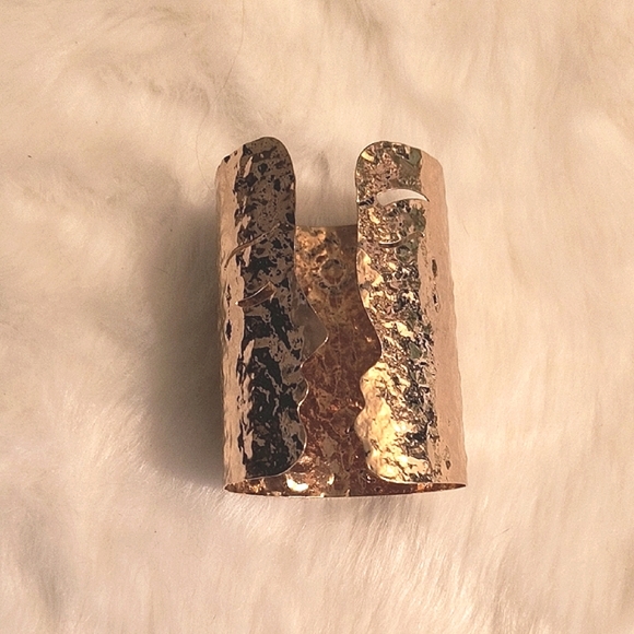 Textured Gold Tone Cuff Bracelet. Great Condition. - Picture 2 of 4